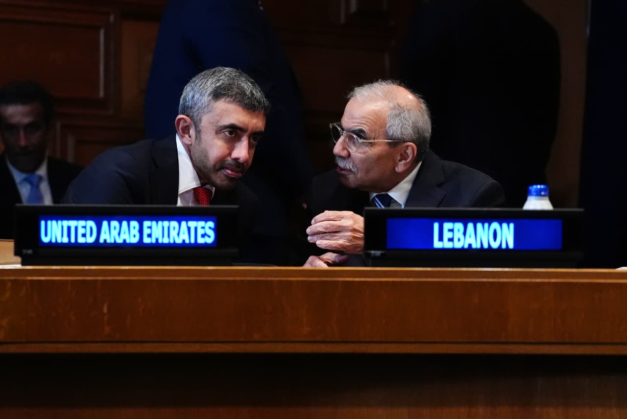 El viceprimer ministro de los Emiratos Árabes Unidos, Abdullah bin Zayed Al Nahyan (izquierda), conversa con el primer ministro del Líbano, Nawaf Salamat, en una reunión multilateral con el Consejo de Cooperación del Golfo durante la Asamblea General de las Naciones Unidas, el martes 22 de septiembre de 2026, en la sede de la ONU.