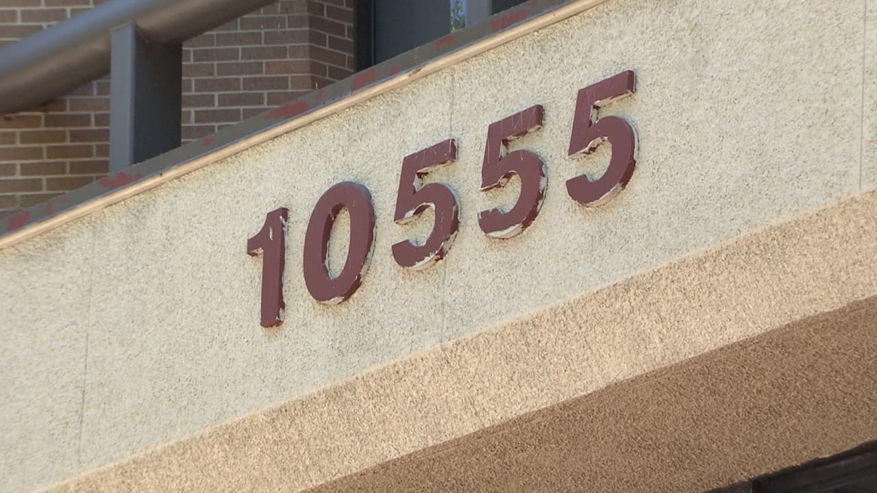 La nueva sede está ubicada en el 10555 Richmond Ave, para solicitar una cita para trámites de documentos visite: 
<b><a href="https://mexitel.sre.gob.mx/citas.webportal/pages/public/login/login.jsf" target="_blank">mexitel.sre.gob.mx</a></b>. 
<br>