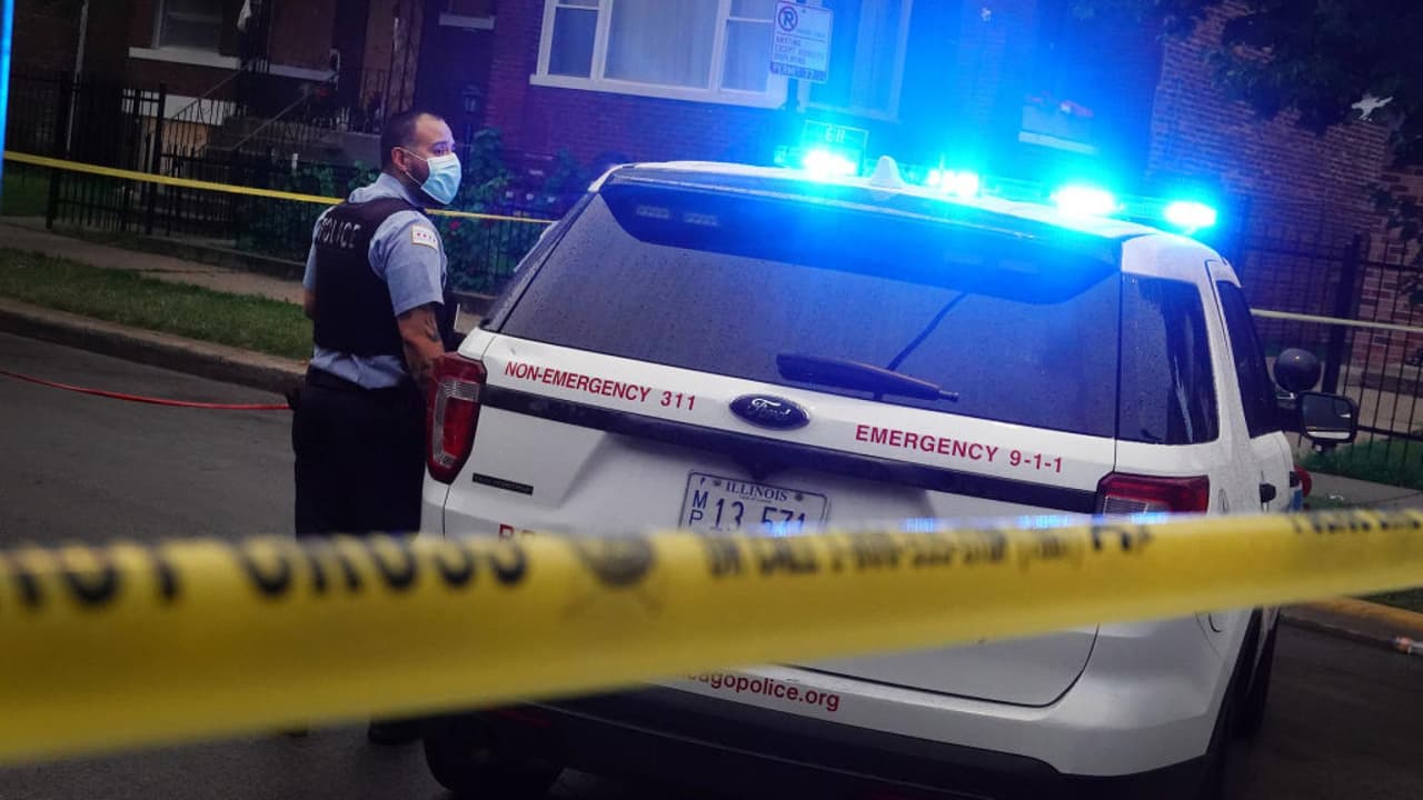 El tiroteo 
<b>causó caos entre las demás personas</b> que se encontraban en el lugar, que 
<b>corrieron hacia la Línea Roja de CTA</b> cercana al lugar.