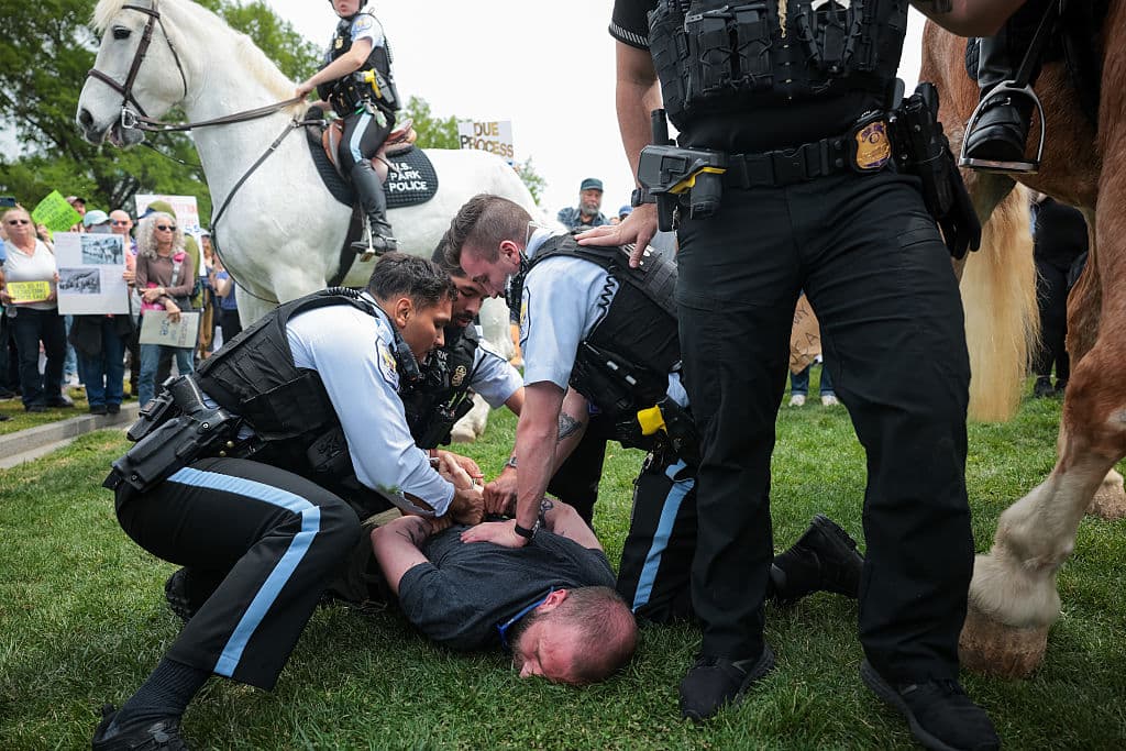 <b>Lucha contra las deportaciones</b>: En la imágen, un manifestante es sometido por la policía. En varias ciudades, se realizan manifestaciones contra las políticas de deportación, exigiendo el fin de la colaboración con el Servicio de Inmigración y Control de Aduanas (ICE) y una postura más humanitaria hacia los inmigrantes.