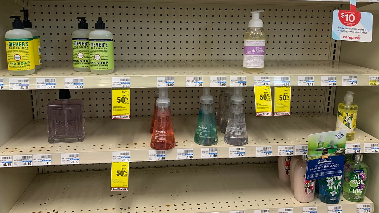 De igual manera en esta farmacia CVS de Houston también se están vendiendo jabones líquidos en grandes cantidades.