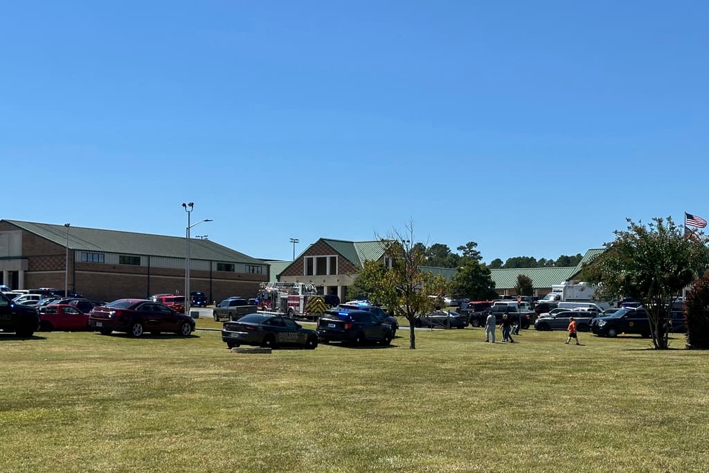 En un principio, funcionarios escolares pidieron a los padres, tutores y otras personas preocupadas por la situación que se mantuvieran alejados del recinto escolar hasta que el área estuviera segura.