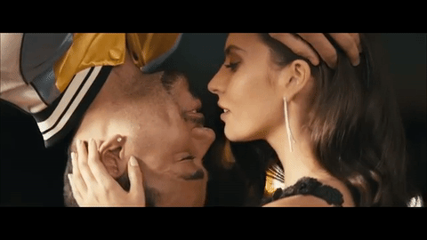 OMG! Y quién no desearía poder tener un beso al estilo Spiderman del Rey de la Bachata.