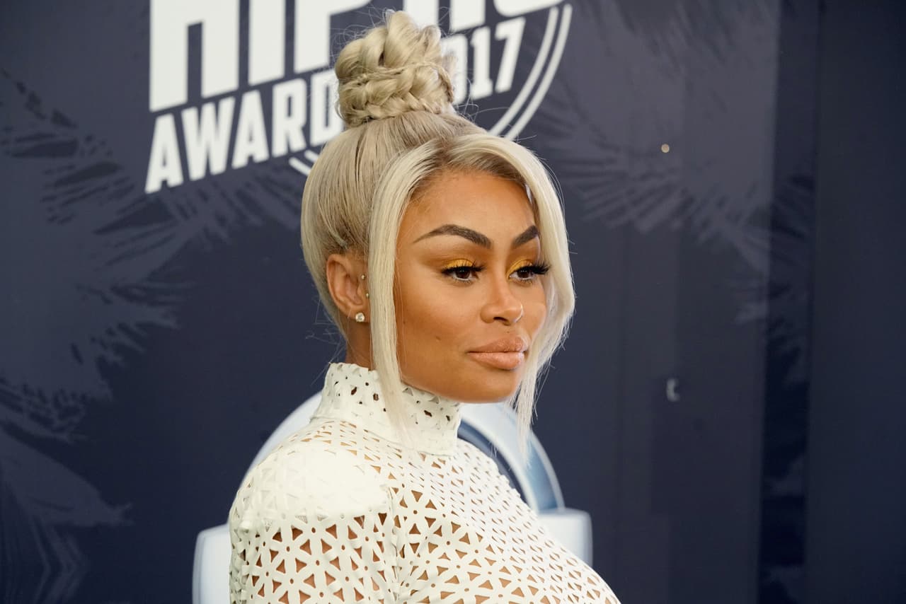 De acuerdo con The Blast, la moción dice que “la demandante (Blac Chyna) ha afirmado que la presunta conducta tortuosa de los demandados (los Kardashian Jenner) ha destruido toda la trayectoria de su carrera como empresaria, animadora y personalidad de televisión y que ella y sus entidades Blac Chyna Inc., 88 FIN y Lashed, sufrieron una devastación financiera como resultado de la supuesta mala conducta de los demandados”.