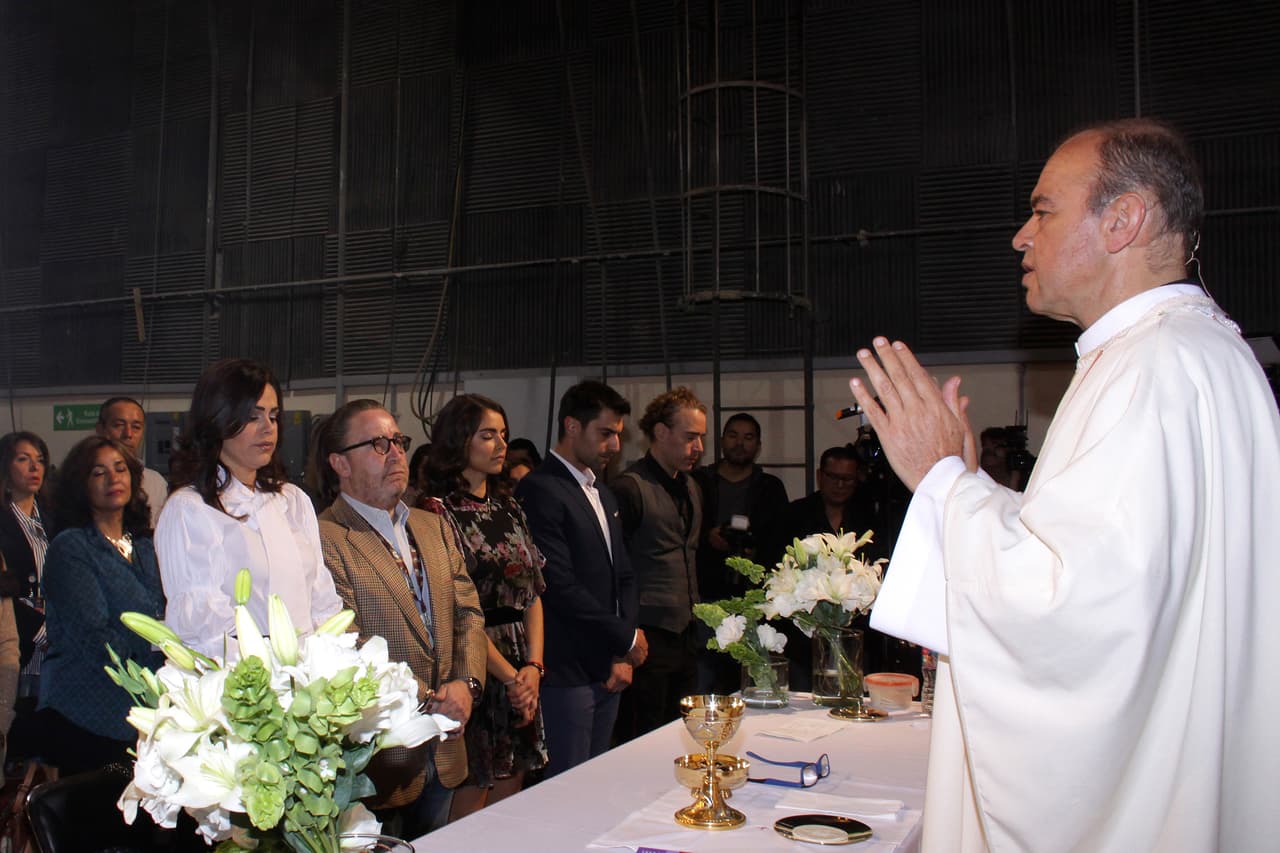 El sacerdote Pedro Rocha les dio la bendición a todos los presentes y les dijo que deberían de estar agradecidos por estar trabajando en un proyecto tan hermoso y noble como lo es 'Sin tu mirada', pues en nuestros tiempos el mundo necesita amor.