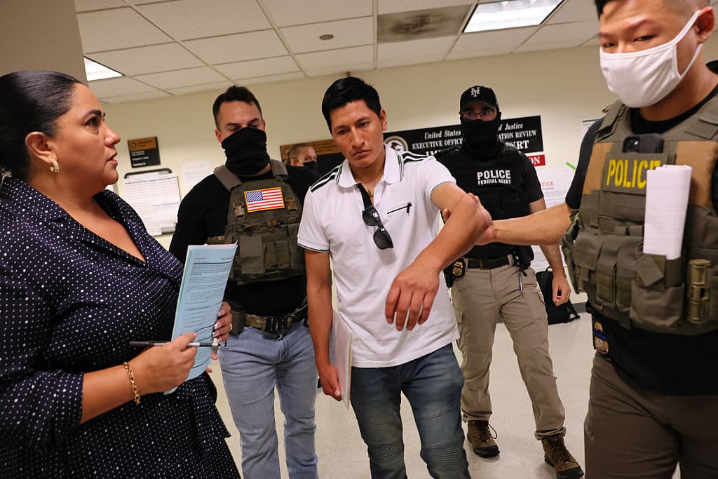 El 30 de junio de 2025, un hombre es detenido por ICE tras su audiencia en el Jacob K. Javitz Federal Building en Nueva York. Según UC Berkeley, las detenciones han crecido significativamente en 38 estados, afectando a inmigrantes que buscan resolver su estatus en las cortes. (Foto por Michael M. Santiago/Getty Images)
<br>