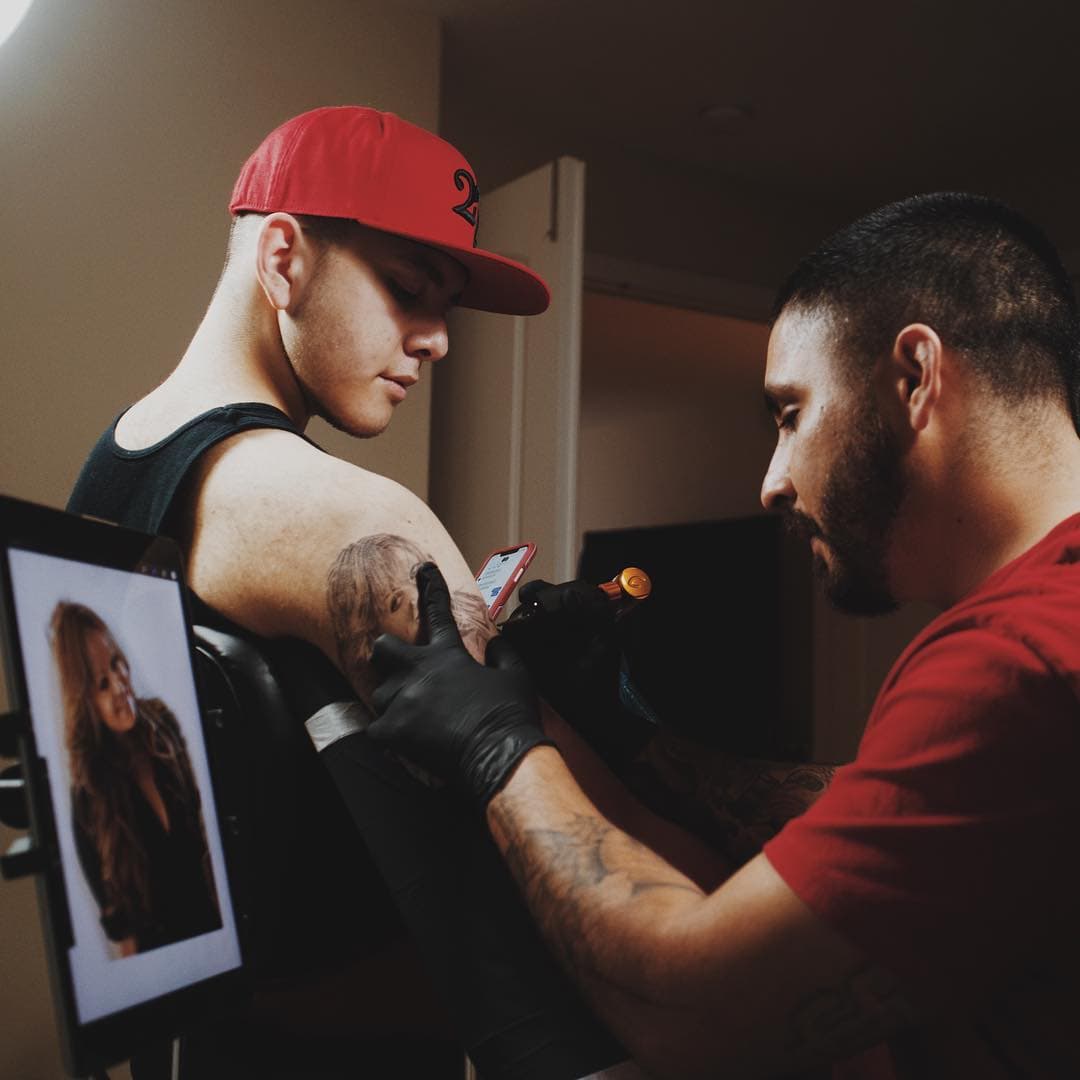 Juan recuerda con mucho cariño a la intérprete de ‘Inolvidable’. Así lo demostró cuando cumplió 18 años al 
<b><a href="https://www.univision.com/famosos/el-hijo-de-jenni-rivera-le-agrega-al-tatuaje-de-su-mama-un-detalle-fundamental-en-la-vida-de-la-diva-de-la-banda-video" target="_blank">tatuarse</a></b> la imagen de su madre en el brazo derecho.