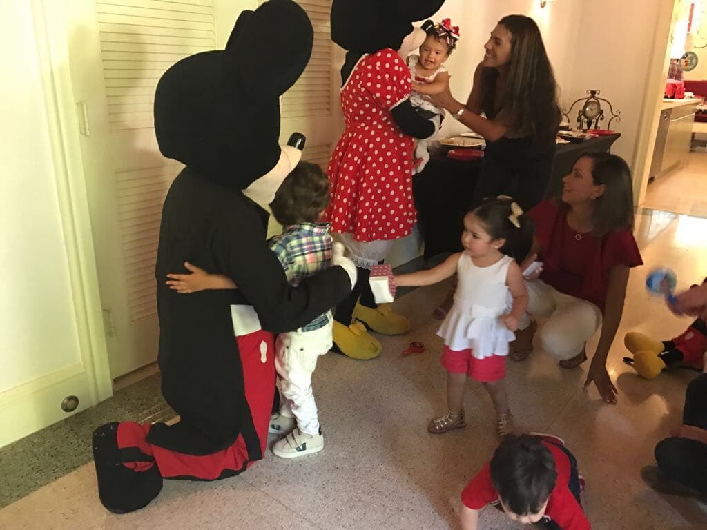 Bruce, el hijo de Satcha, pasó a darle un gran abrazo a Mickey.