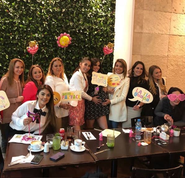 Por eso sus seres queridos no han dejado de apapacharla y le han organizado algunos 
<i>baby showers</i> en las últimas semanas: "Una mañana muy divertida... Gracias por consentirme @maymipe29 @cecysaenz @sofyrg @miri_arz @sol_mdb @arigaca83... happy mom", publicó en Instagram.