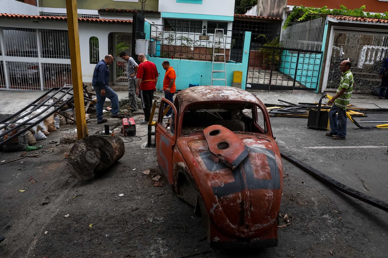 Efectivos de las fuerzas de orden de Venezuela arremetieron en las últimas horas contra complejos residenciales en varias zonas de Caracas, derribando portones y postes de luz para agredir luego a algunos vecinos, que denuncian "terror" por abusos gratuitos y disparos contra los inmuebles.