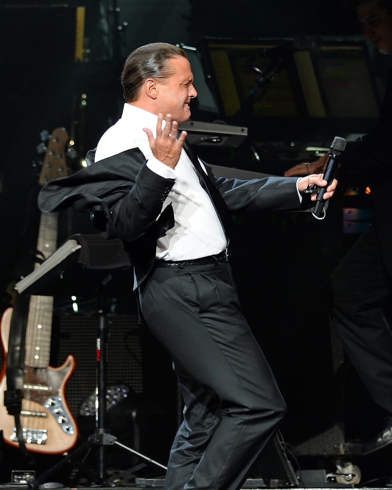 El futuro musical de Luis Miguel es incierto, pero aún así sus fieles seguidoras continúan siguiéndolo hasta el fin del mundo, por que sólo hay un 'Sol'.