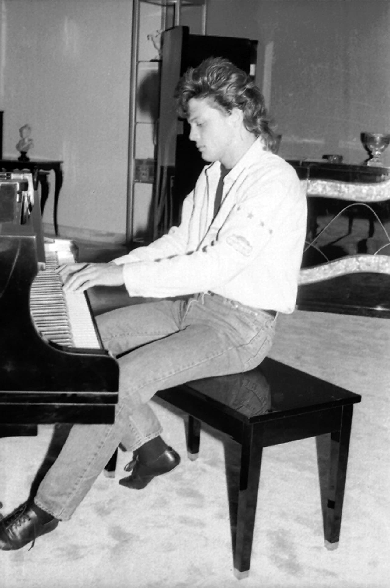 Se interesó por diversos instrumentos, aunque su fuerte siempre fue el dulce matiz de su voz.