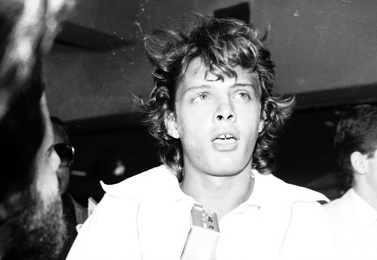 Despeinado pero luciendo su divino cabello castaño claro, así llego el Sol de México a 1988.