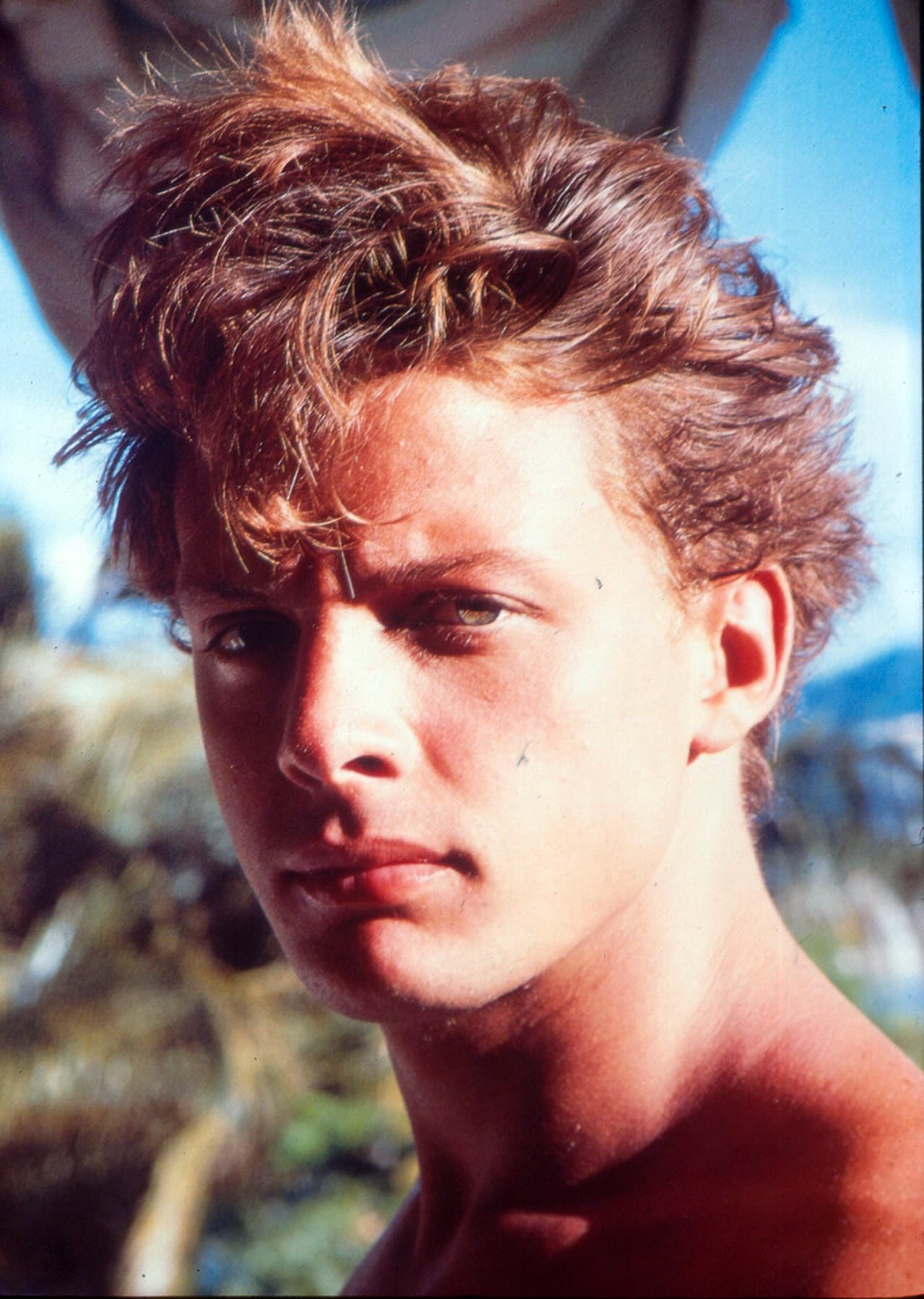 En 1990 este hombre de piel dorada cantaba 'Tengo Todo Excepto a Ti'.