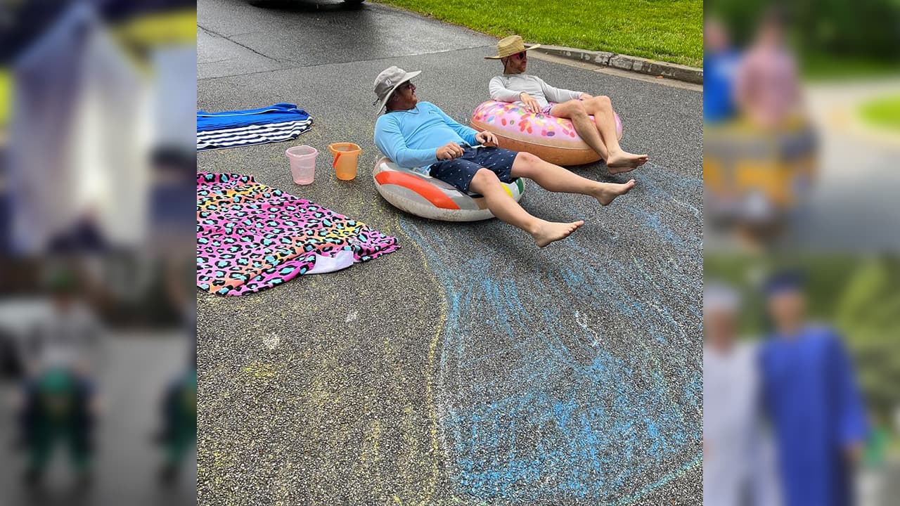 Incluso recrearon una playa en su calle para deleite de los pequeños.
