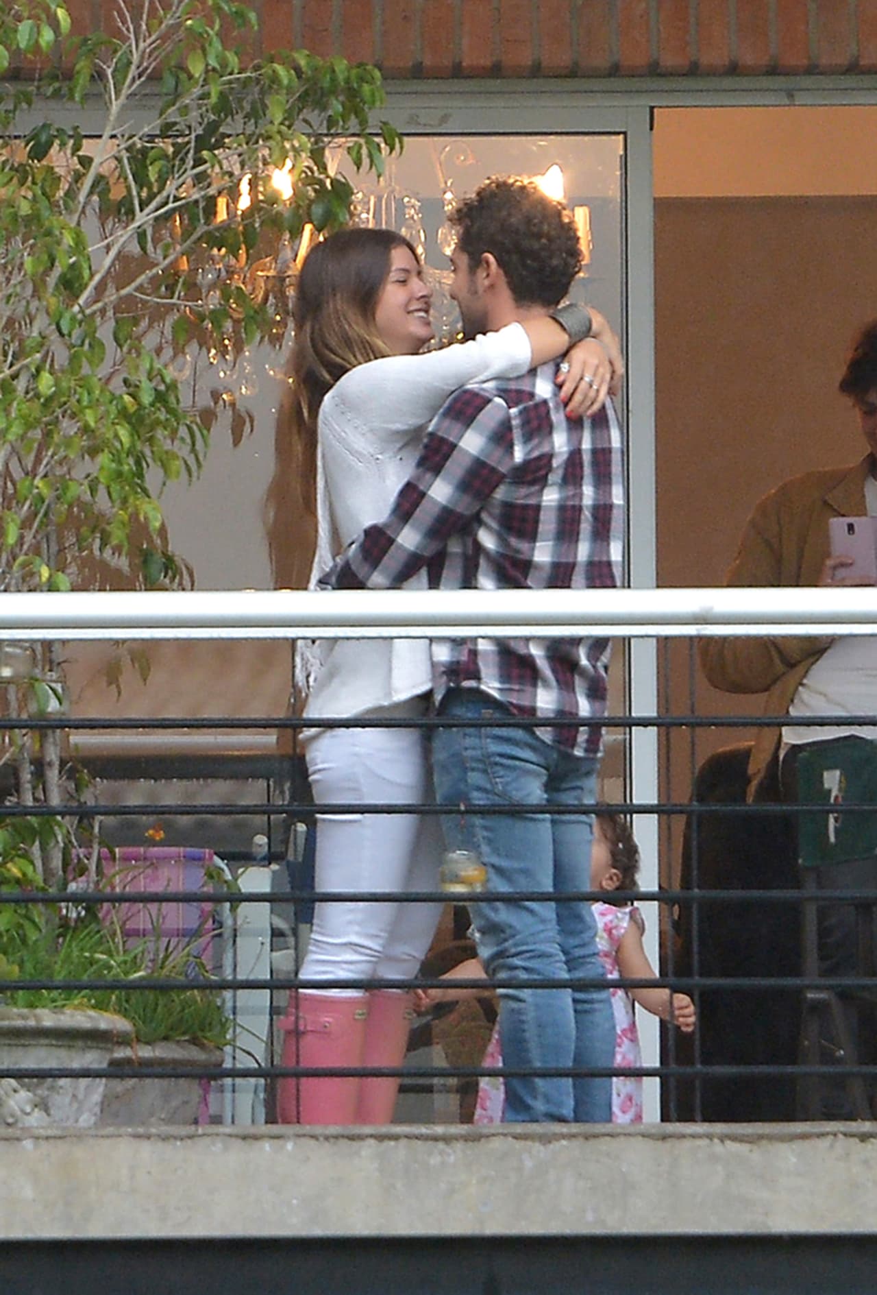 Ante los rumores de una infidelidad por parte del cantante, Eugenia Suárez utilizó su cuenta de Twitter para desmentir que Bisbal la hubiera engañado: "No es mi estilo aclarar nada, pero no me gusta que ensucien a la gente. No existió infidelidad. No inventen. ¡Gracias!".