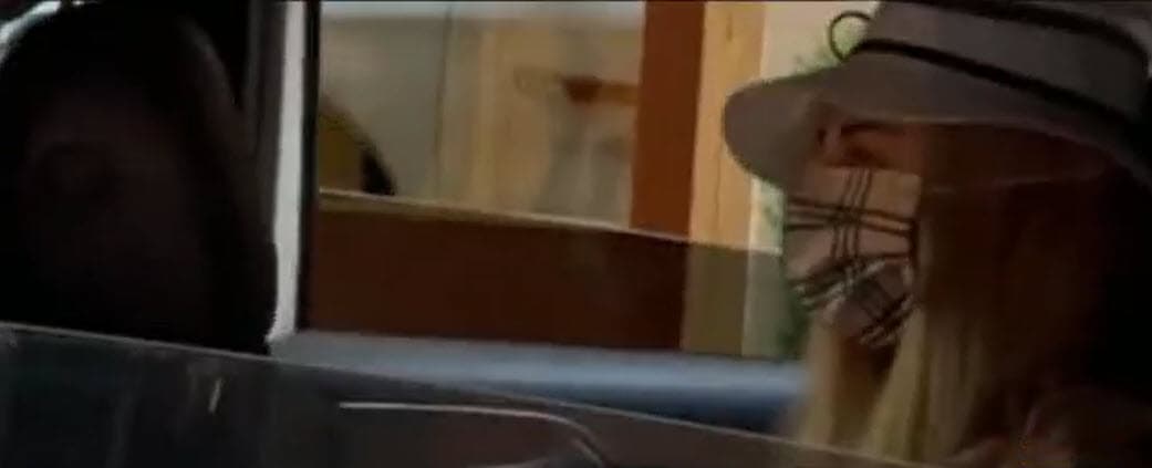 Según las imágenes difundidas, Tania Ruiz y Enrique Peña Nieto fueron grabados saliendo del Hotel de la Ville, el cual cuenta con tres restaurantes, un spa y habitaciones de estilo siglo XVII. De acuerdo con la página del hotel, una noche en la habitación llamada "Departamento Bernini con dos recámaras", cuesta unos 
<b>2,172 dólares</b>. Sin embargo, hay otras más costosas, como la "Penthouse Terraza", con valor de 
<b>2,938 dólares la noche. </b>
<br>