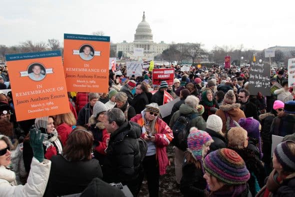Alrededor de seis mil manifestantes marcharon por el centro de la capital de Washington para exigir un mayor control por parte del gobierno en la posesión de armas de fuego.
