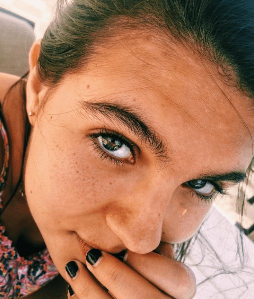 La adolescente heredó la belleza de sus famosos padres.