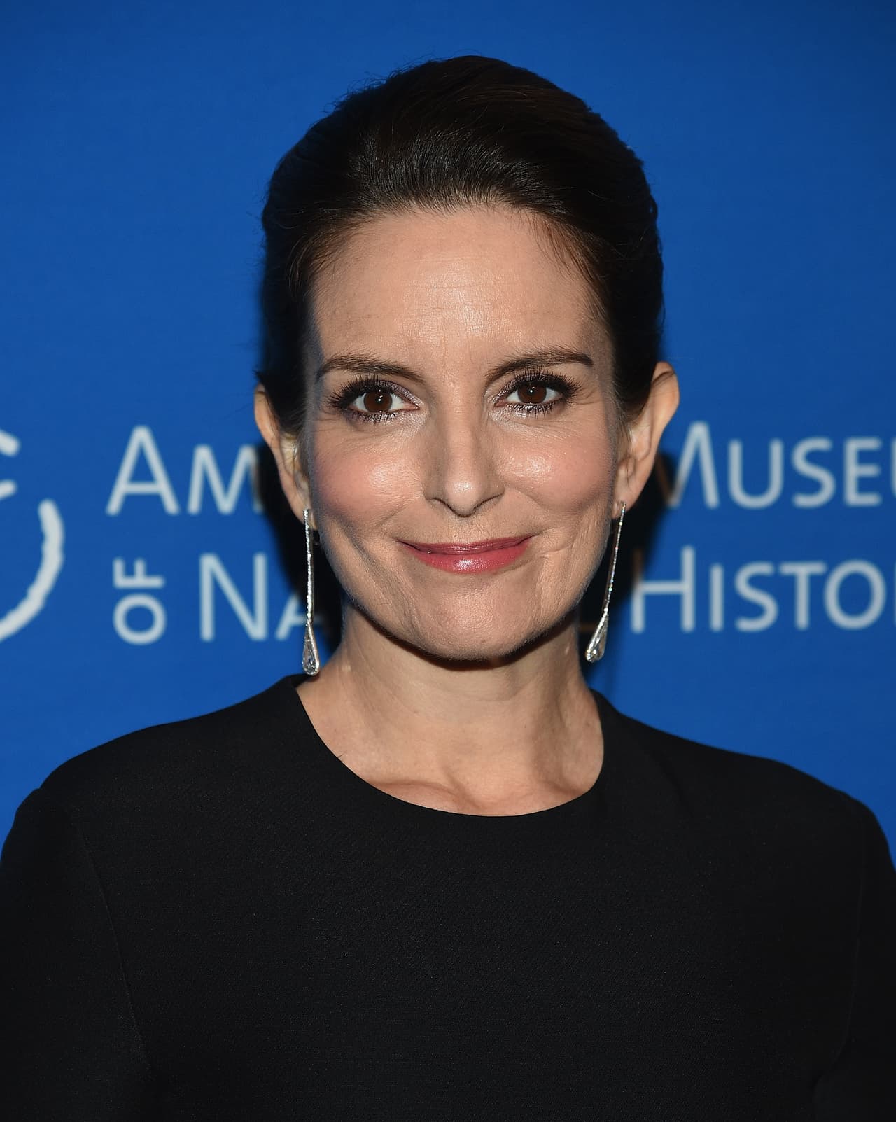 Otra de las estrellas que se unirá a la gala es 
<b><a href="https://www.univision.com/networks/unimas/tina-fey-en-whiskey-tango-foxtrot-video">la actriz y comediante Tina Fey</a></b>.