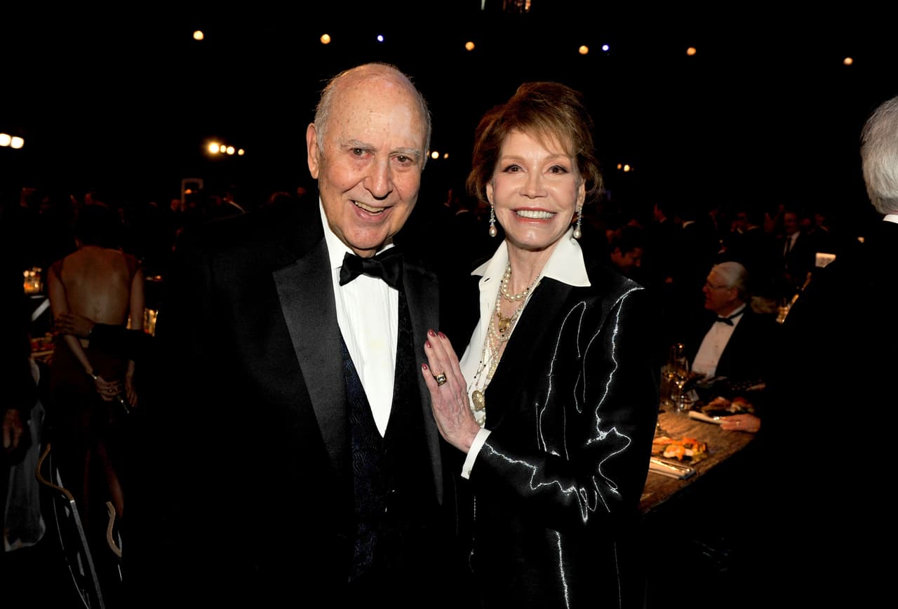 Desde el público, convivió con varios de sus queridos compañeros actores, como Carl Reiner.