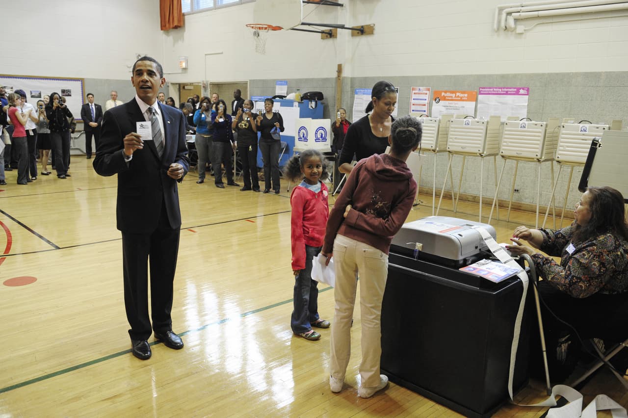 La familia Obama acude al colegio electoral de Illinois en las elecciones de 2008