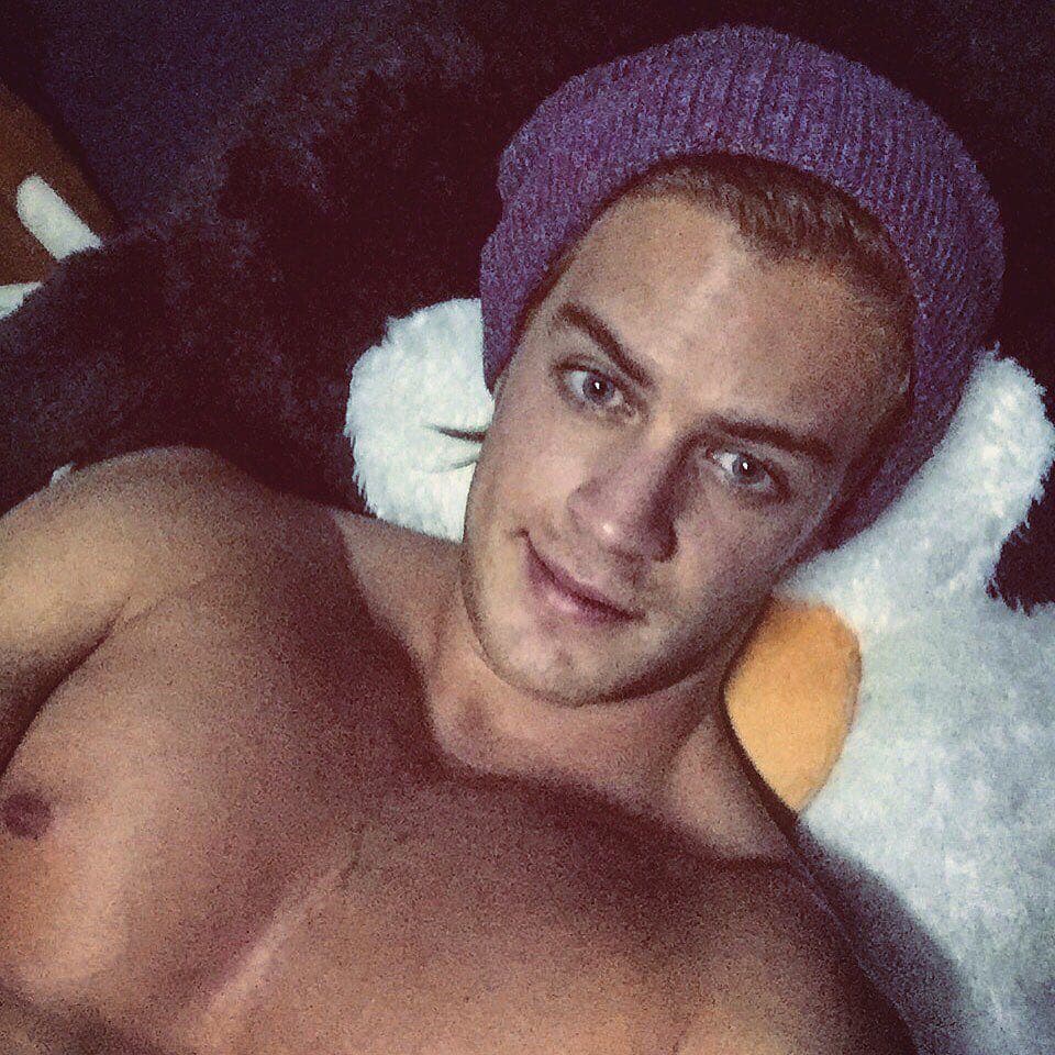 <b><a href="http://www.univision.com/temas/polo-morin">Polo Morín</a></b> sigue levantando suspiros en redes sociales, ya que nos tiene acostumbrados a verlo con muy poca ropa, y al parecer así es como duerme, esto acompañado con un gorro tejido para que su cabello no se enrede durante la noche.