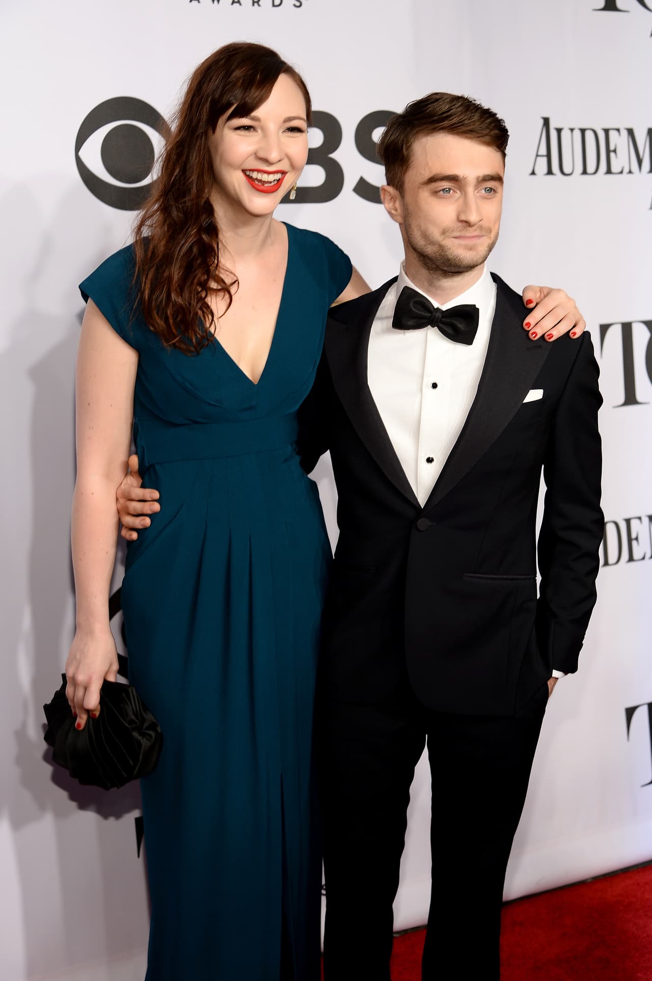 Daniel Radcliffe y su novia, Erin Darke, han mantenido una fructífera relación, misma que inició en 2012 y continúa vigente. La diferencia de estatura no ha sido un impedimento para ellos ya que Daniel mide 5'5''/ 165cm, y Erin 5'7''/170cm.