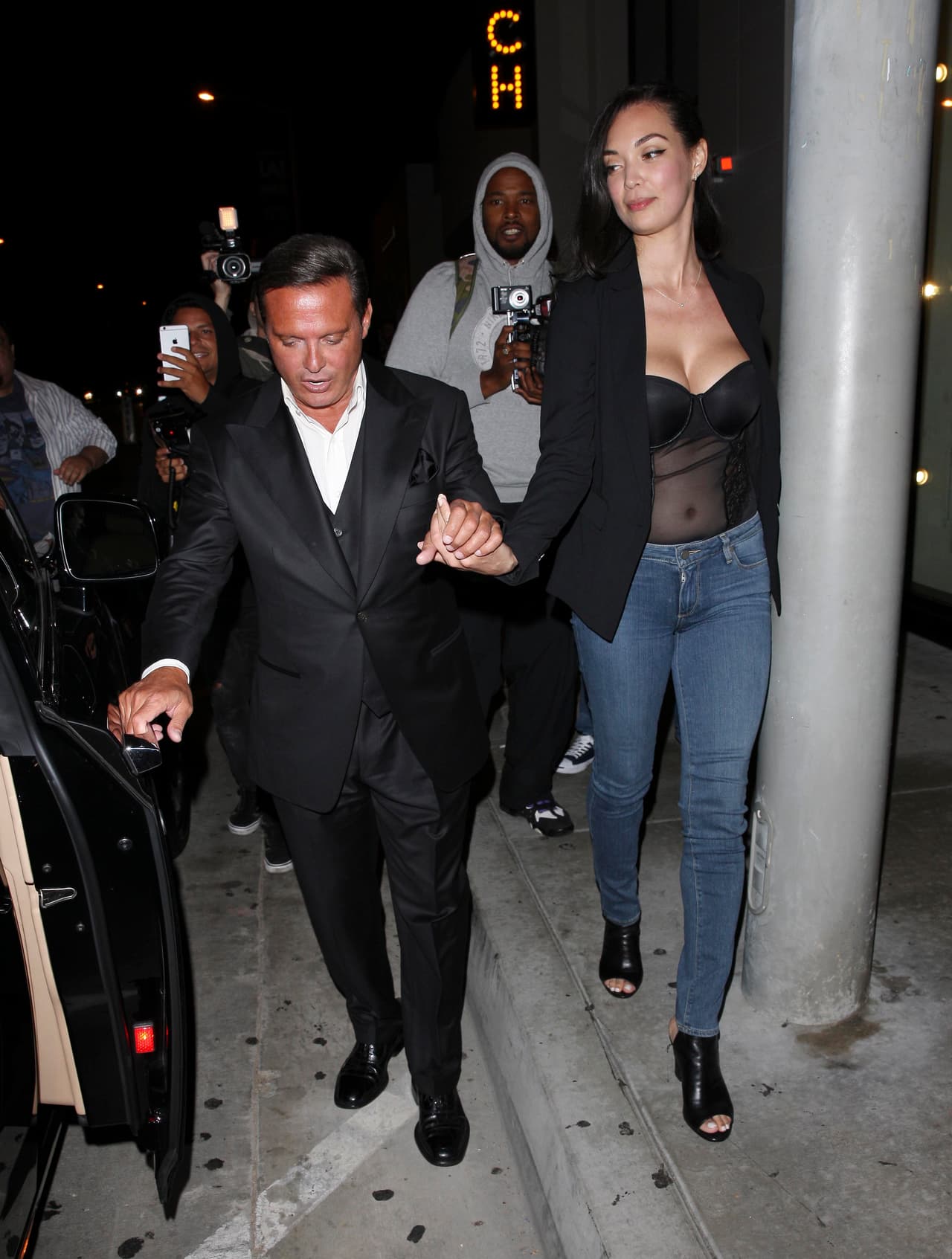 El cantante se mostró como todo un caballero y le abrió la puerta de su Rolls Royce a su acompañante antes de partir.