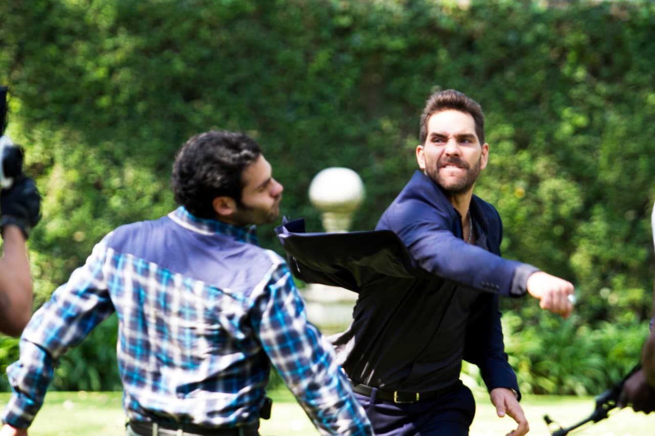 Tras su negativa, lo golpeó frente a sus hombres.