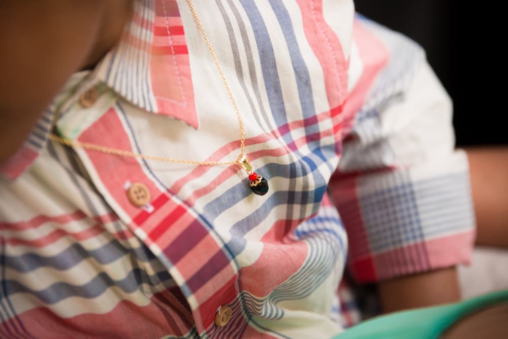 <h3 class="cms-H3-H3">Puño de azabache</h3>
<br>Está considerado como uno de los más potentes, tiene como objetivo principal atrapar la negatividad que le llega a una persona. Principalmente, es un amuleto que protege contra las envidias, los celos, el mal de ojo y enfermedades.
<br>
<br>