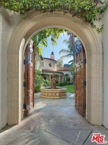 La casa fue construida en 1926 y uno de los elementos magníficos conservados de aquella época es la arqueada entrada de piedra.