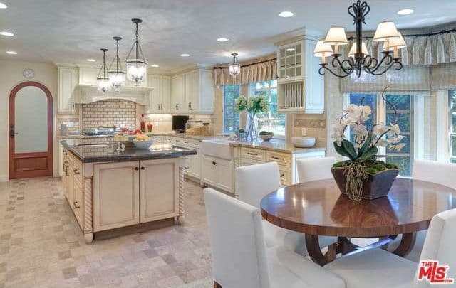 Esta maravillosa propiedad se encuentra en Beverly Hills.