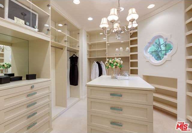 Por supuesto, el armario debía tener la capacidad de albergar toda la ropa de la modelo.