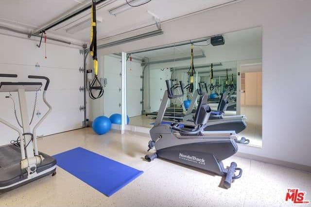 Un equipado ‘gym’ fue puesto en lo que antes era un garaje.