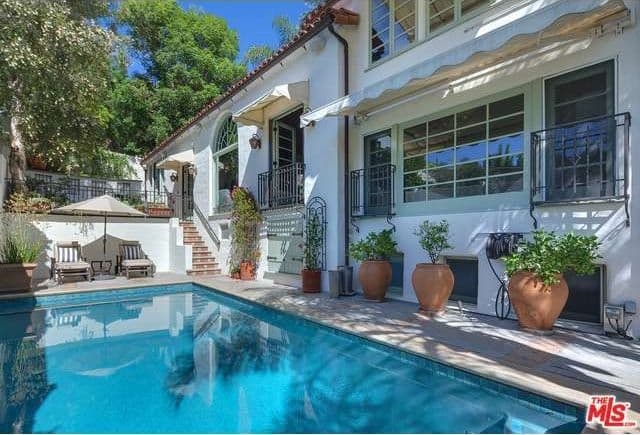 Además, la piscina cristalina está siempre lista para quien se quiera zambullir.