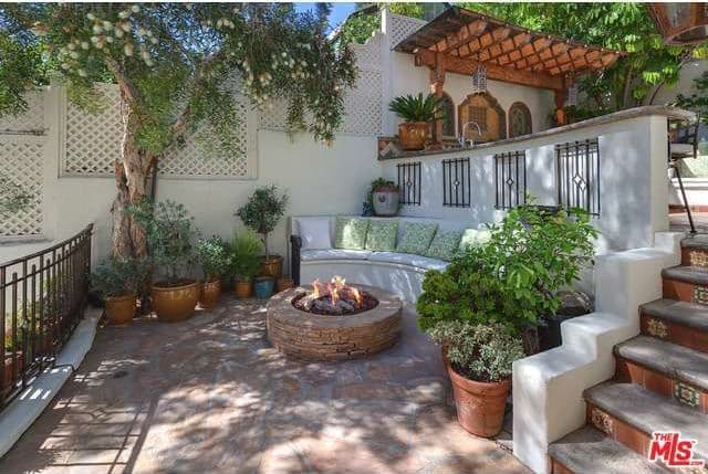 Hay azulejos en cada centímetro de la preciosa fuente en medio del patio.