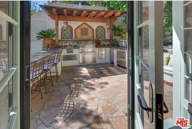 Hay un pequeño comedor con cocina incluida en el exterior. ¡Dispuesto para fiestas y demás celebraciones!