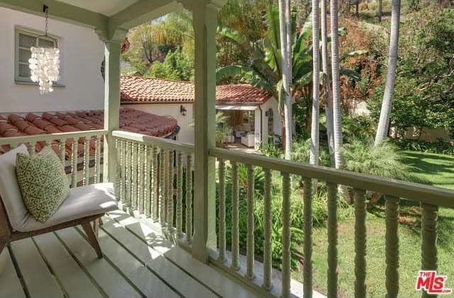 Esta desemboca en un patio cerrado que lleva a la fuente y las escaleras.