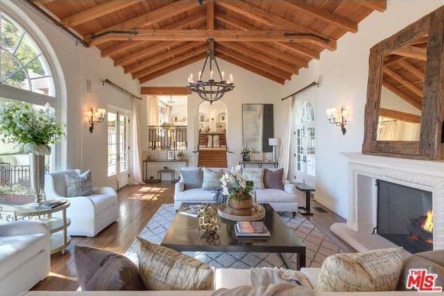 ¡Es muy vasta! Son 0.25 acres llenos de lujo y glamour.