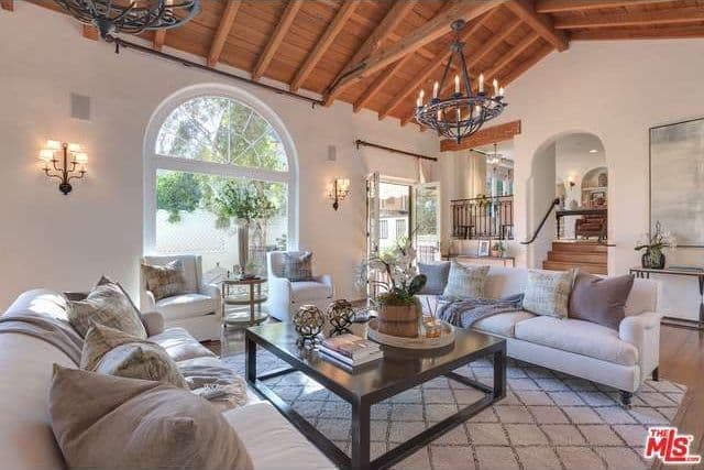 ¿No te encantaría relajarte en esta sala?