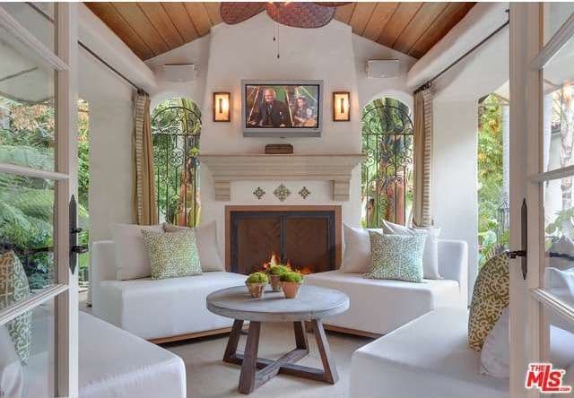 Tyra añadió una lujosa sala acristalada donde pasaba las tardes leyendo al lado de un precioso ‘fireplace’.