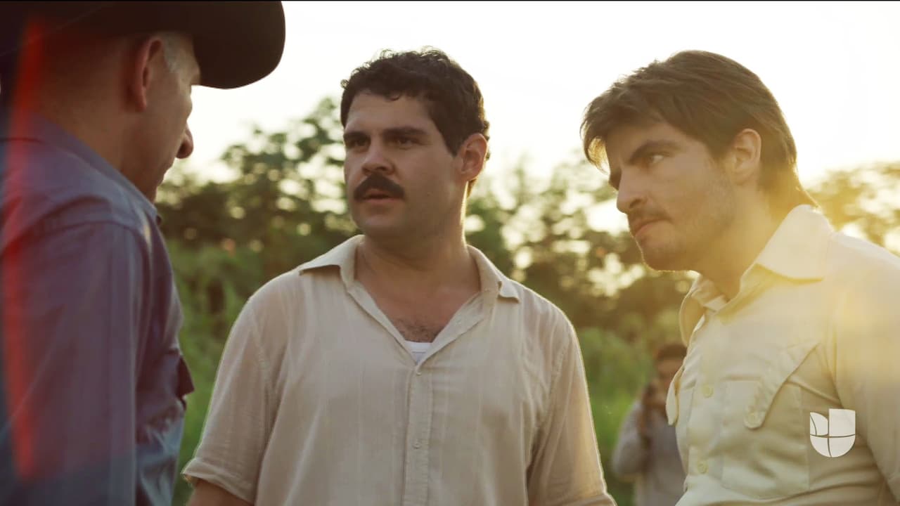 Con la ayuda de su socio 
<b><a href="http://www.univision.com/series/el-chapo/juan-carlos-olivas-es-el-guero-en-el-chapo">'El Güero'</a></b>, tenía todo listo para traspasar la cocaína por el túnel que mandó construir.