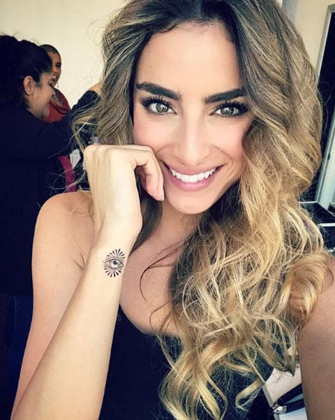 Las dos famosas son muy unidas a sus respectivas familias, aunque ninguna vive con ellos.