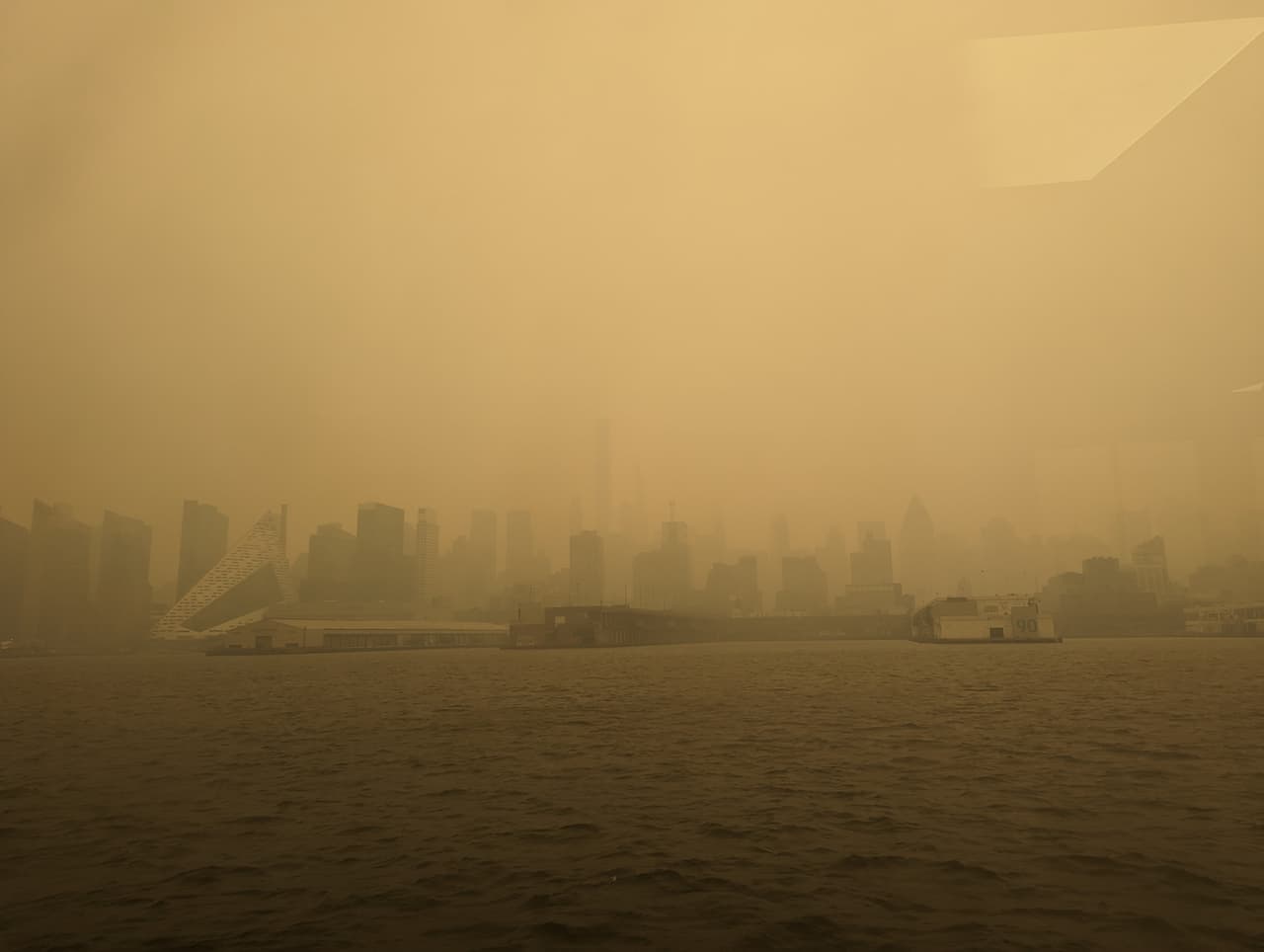 Expertos y autoridades señalaron estas recomendaciones ante las condiciones del aire en la Ciudad: Mantener las ventanas cerradas. Utilizar purificador de aire si lo posee.