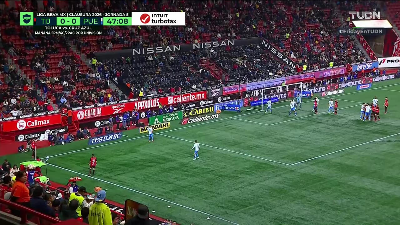 ¡CERCA! Adonis Preciado disparó que se estrella en el poste.