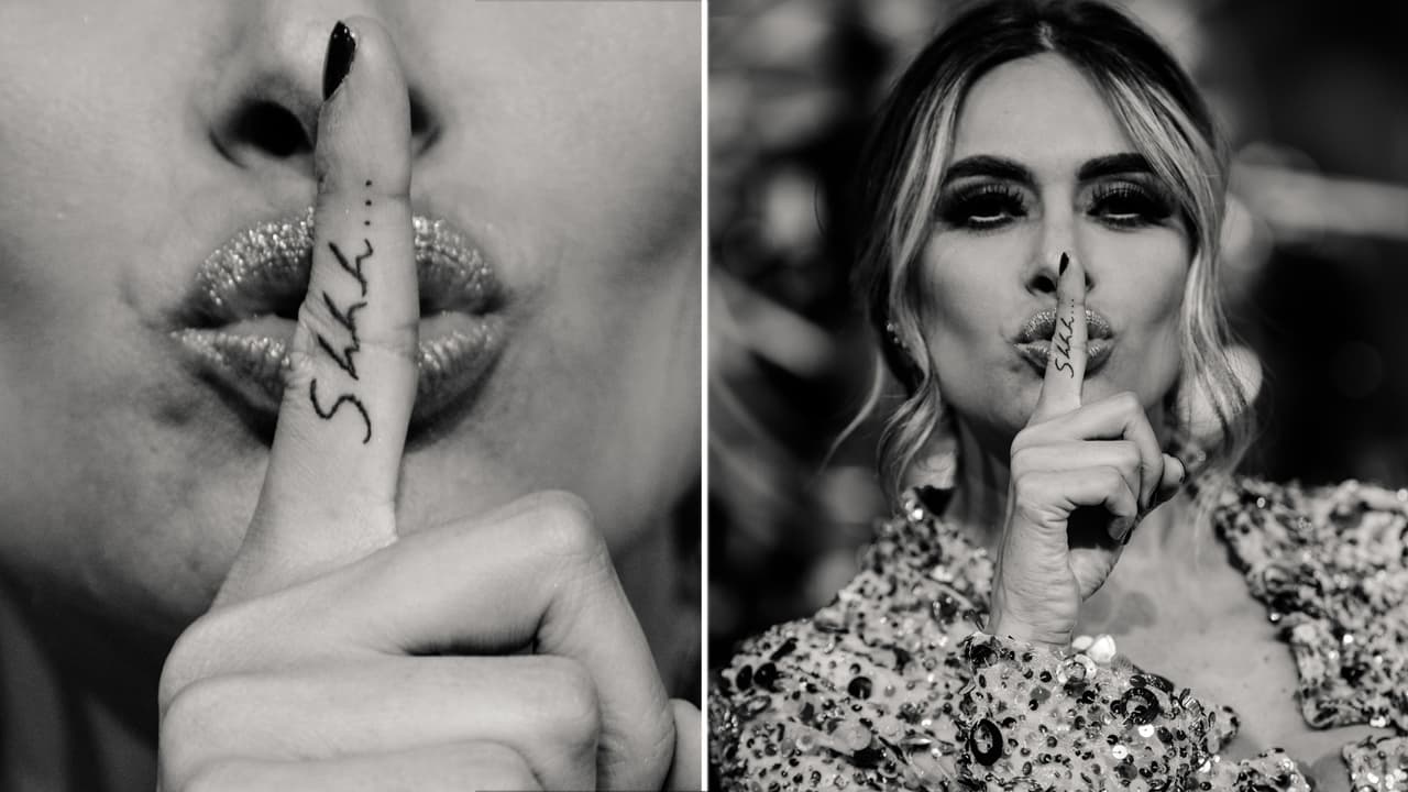 La expresión
<i>Shhh...</i> la tiene tatuada en el dedo índice de la mano derecha.