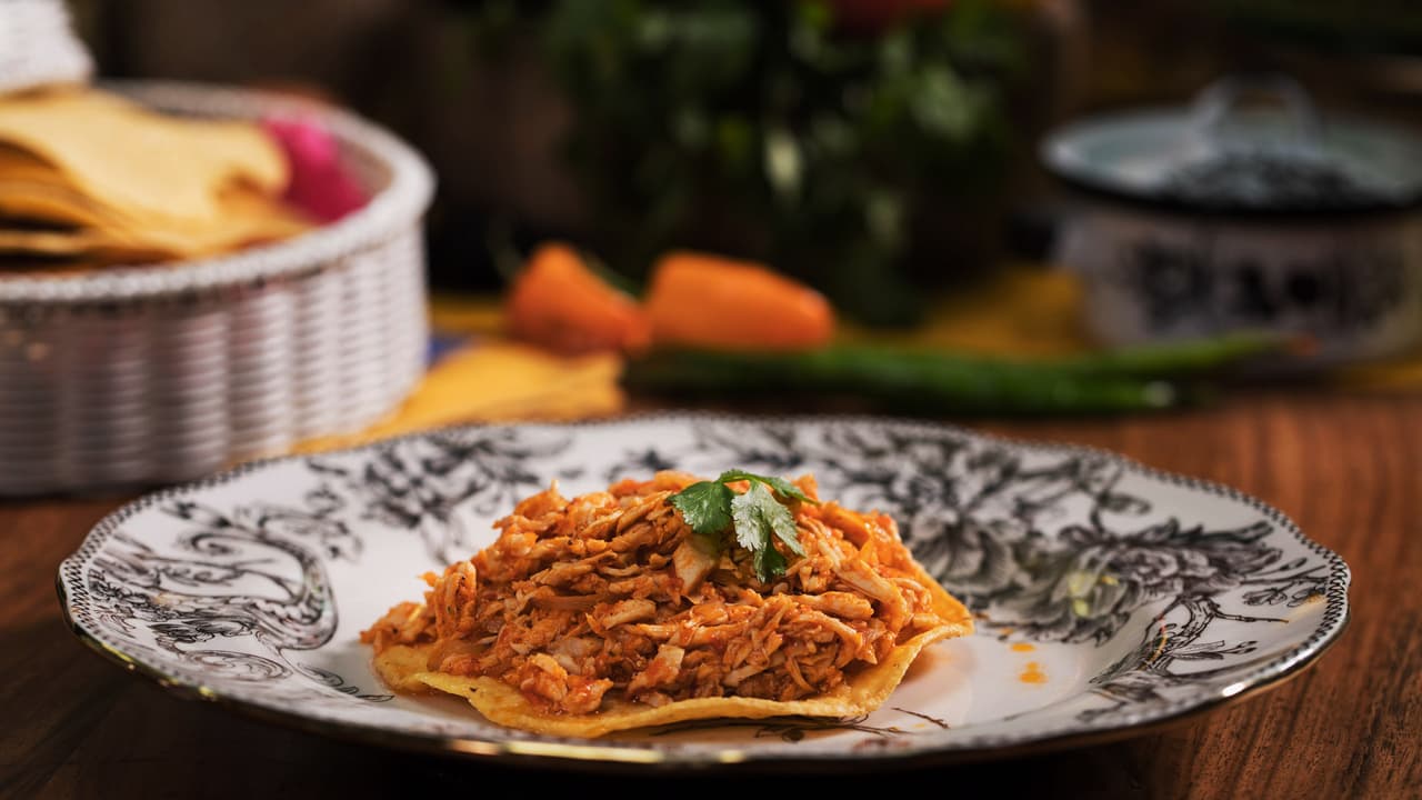 Tostadas de tinga de pollo con chipotle