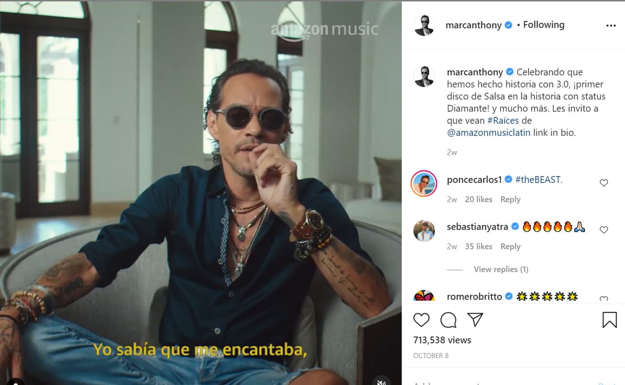 El pasado 8 de octubre, el cantante publicó
<b><a href="https://www.instagram.com/p/CGFcpBZl_Mp/" target="_blank">este video</a></b> para promocionar su especial de Amazon Prime. Está sentado en la sala de su casa. Las ventanas del fondo tienen un diseño muy particular con una tapa redonda.
<br>