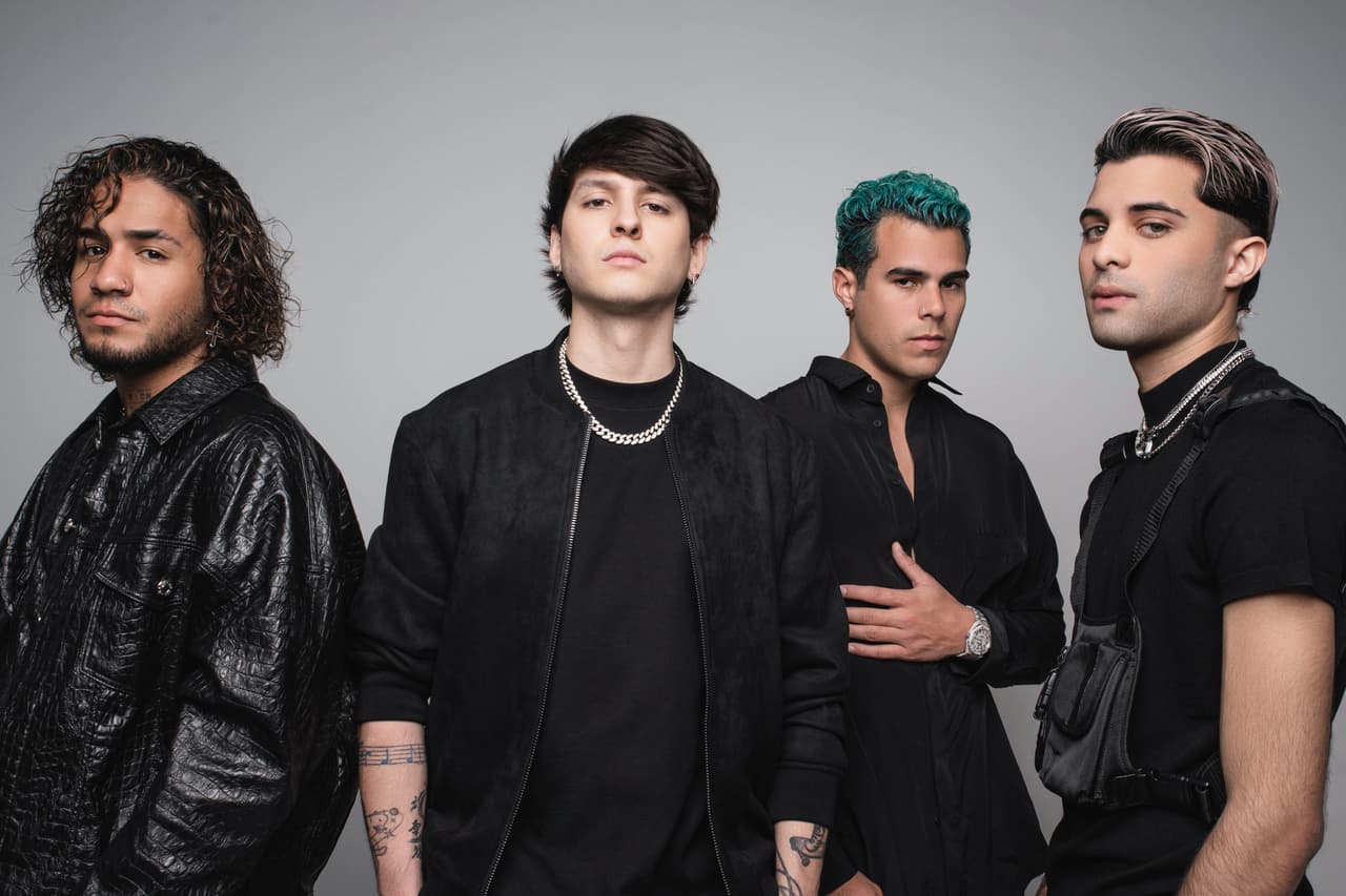 <h2 class="cms-H2-H2">CNCO</h2>
<br>
<b>Premios Juventud 2023</b> anunció que la agrupación será parte del elenco del 
<b>Performing Live. </b>La boy band interpretará su más reciente éxito 'La Última Canción' y con esto le dirá adiós a la fiesta más hot del verano.
<br> 
<br> La agrupación tiene un fuerte lazo con la familia de 
<b>Univision</b> y 
<b>Premios Juventud</b>, los hemos visto ser nominados, ganadores, intérpretes y también anfitriones. 
<br> 
<br> En su historia con PJ, 
<b><a href="https://www.univision.com/shows/premios-juventud/premios-juventud-2023-cnco-se-presentara-por-ultima-vez-en-fiesta-mas-hot-del-verano" target="_blank">CNCO</a></b> se ha llevado 6 galardones, este año están nominados en tres categorías: 
<b>Grupo o Dúo Favorito del Año</b>, 
<b>Pop Track Del Año</b> y 
<b>Mejor Álbum Pop</b>.
<br>